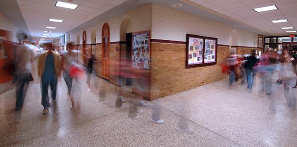 学生们走在高中走廊上的延时照片